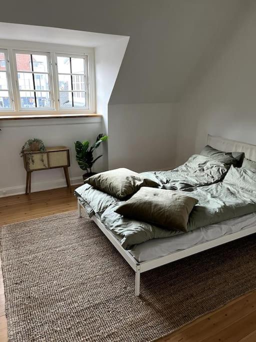 Апартаменты Lys Nyrenoveret Lejlighed I Odense C Экстерьер фото